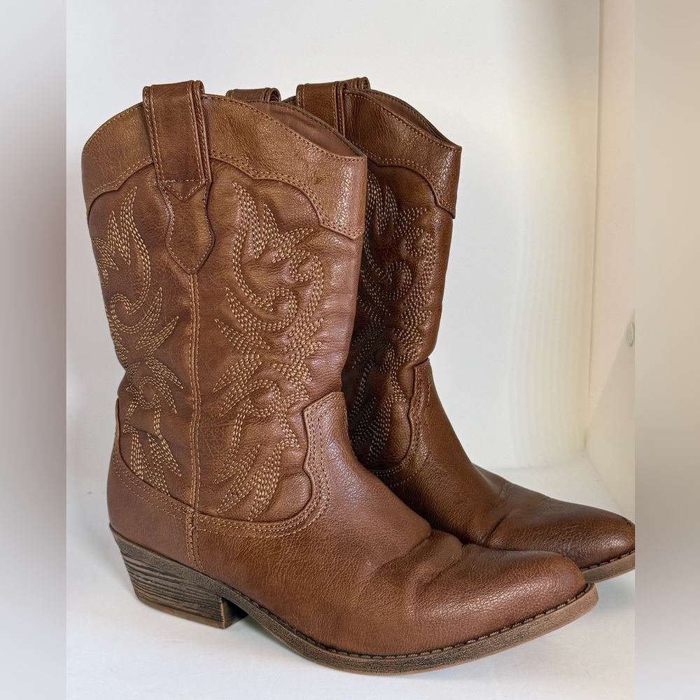 The Faded Glory Women's Western Cowboy Boots Ankle/Brown, Size 7 - Picture 2 of 13